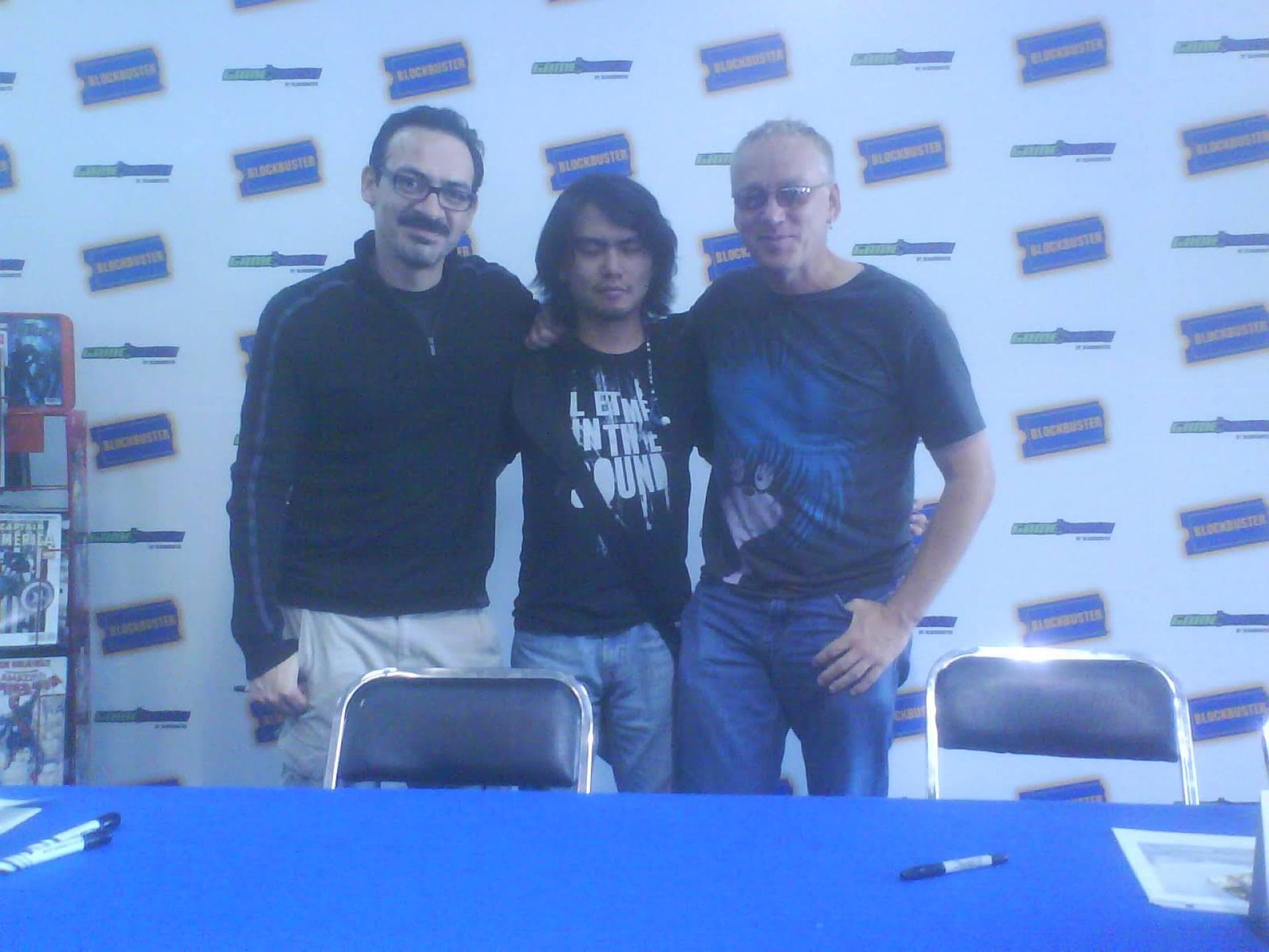Estoy entre Humberto Ramos (izquierda) y Paul Jenkins (derecha), en un Blockbuster.