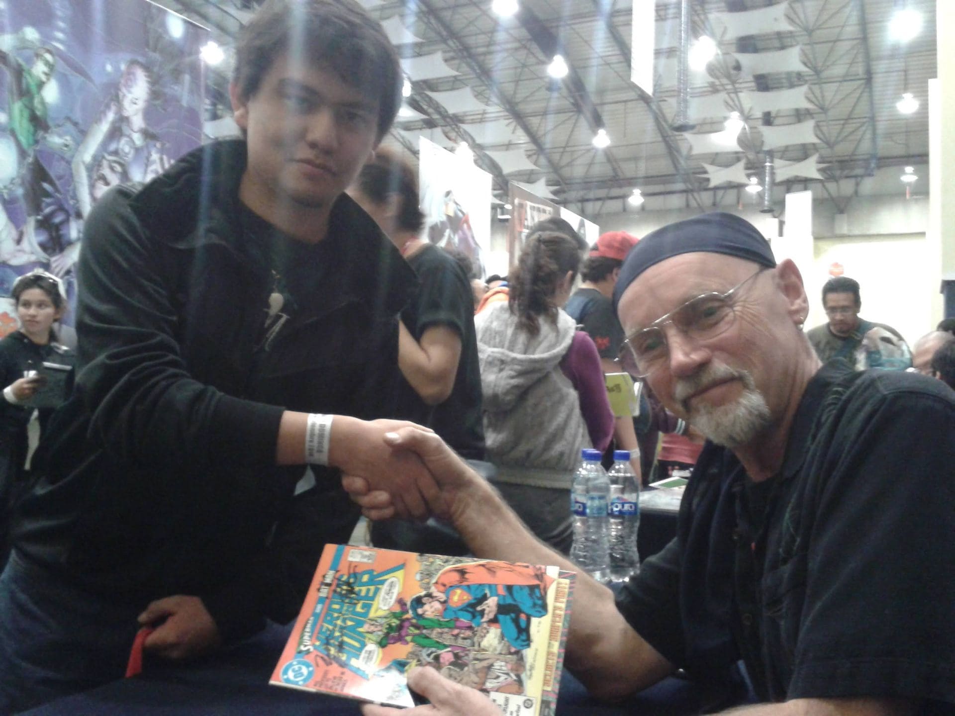 Estrecho la mano de Jim Starlin, en La Mole.