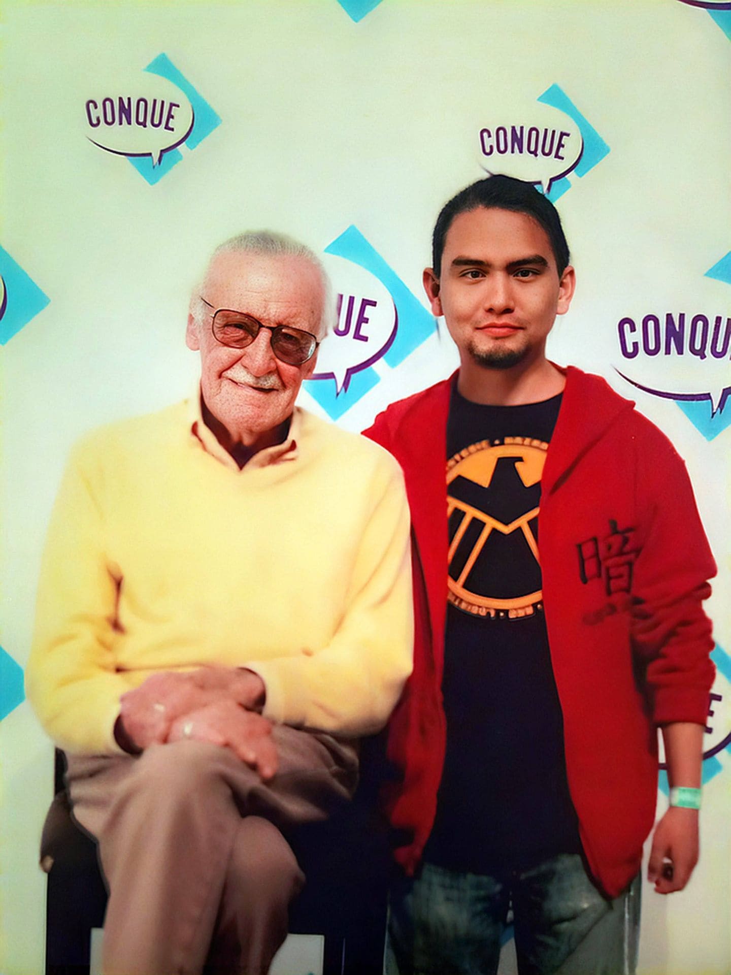 Stan Lee está sentado y yo de pie a su lado, en La Conque.